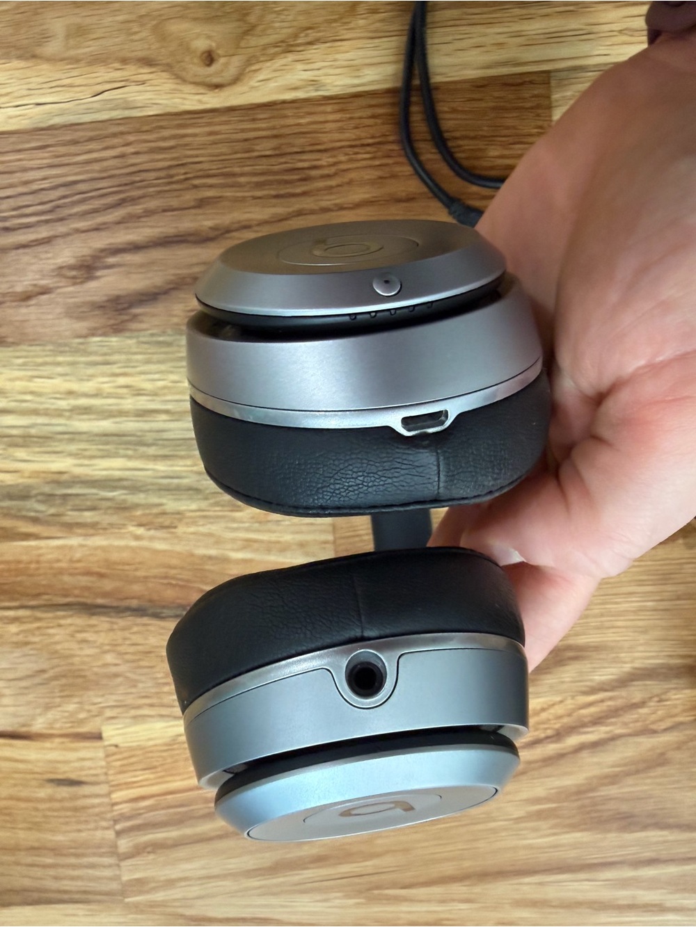 Beats by Dre Silver and Black Wireless On-Ear Headphones with Case and Cables - Picture 4 of 4
